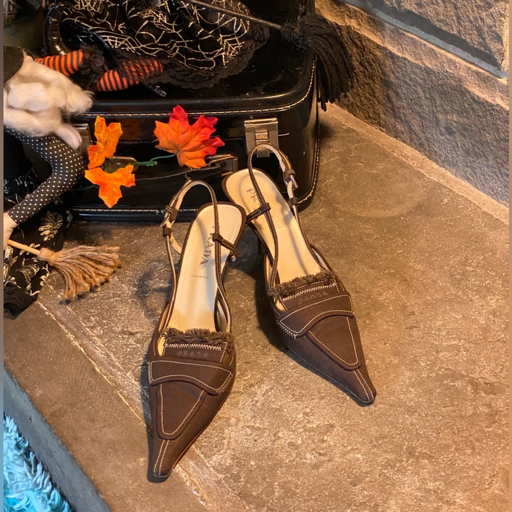 EUC PRADA sling back pumps,pointed toe,kitten heel,fringe,brown/contrast stitch